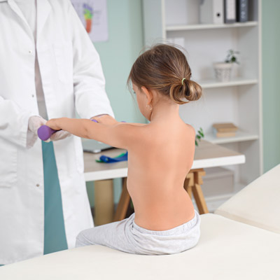 early signs of scoliosis in kids and teens